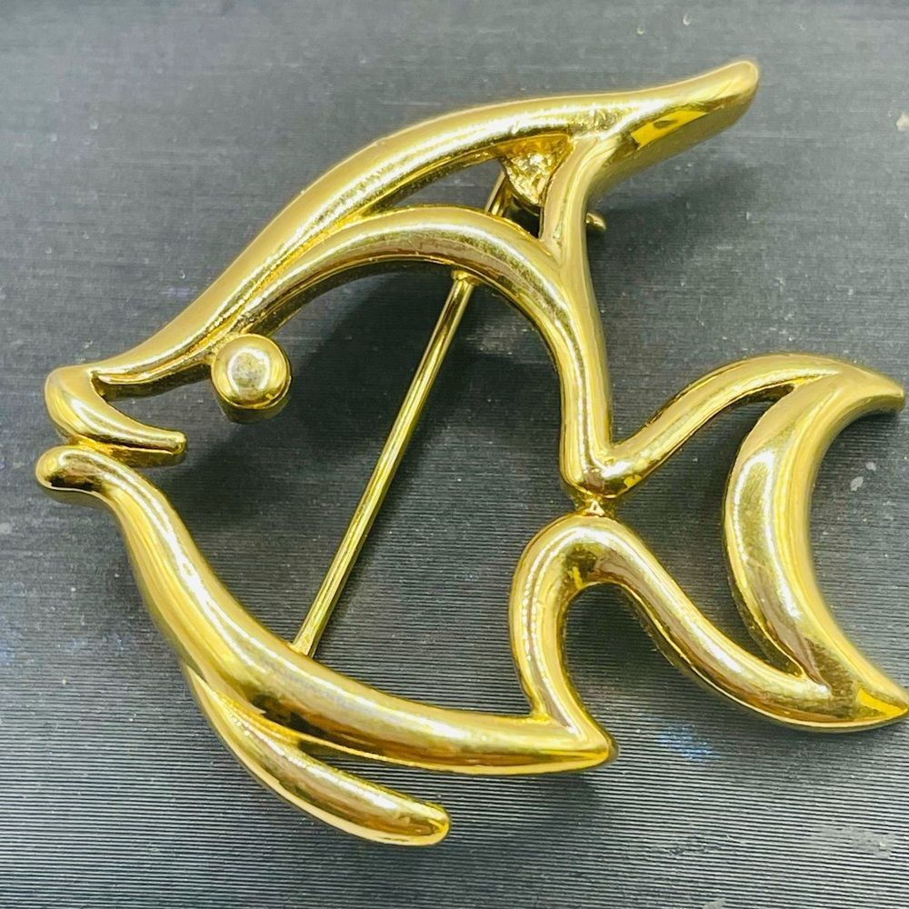 Vintage Trifari Elegant Gold Tone Open Frame Fish Brooch